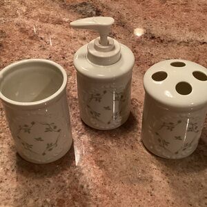 EUC Lenox Rose Manor Bath Accessory Set